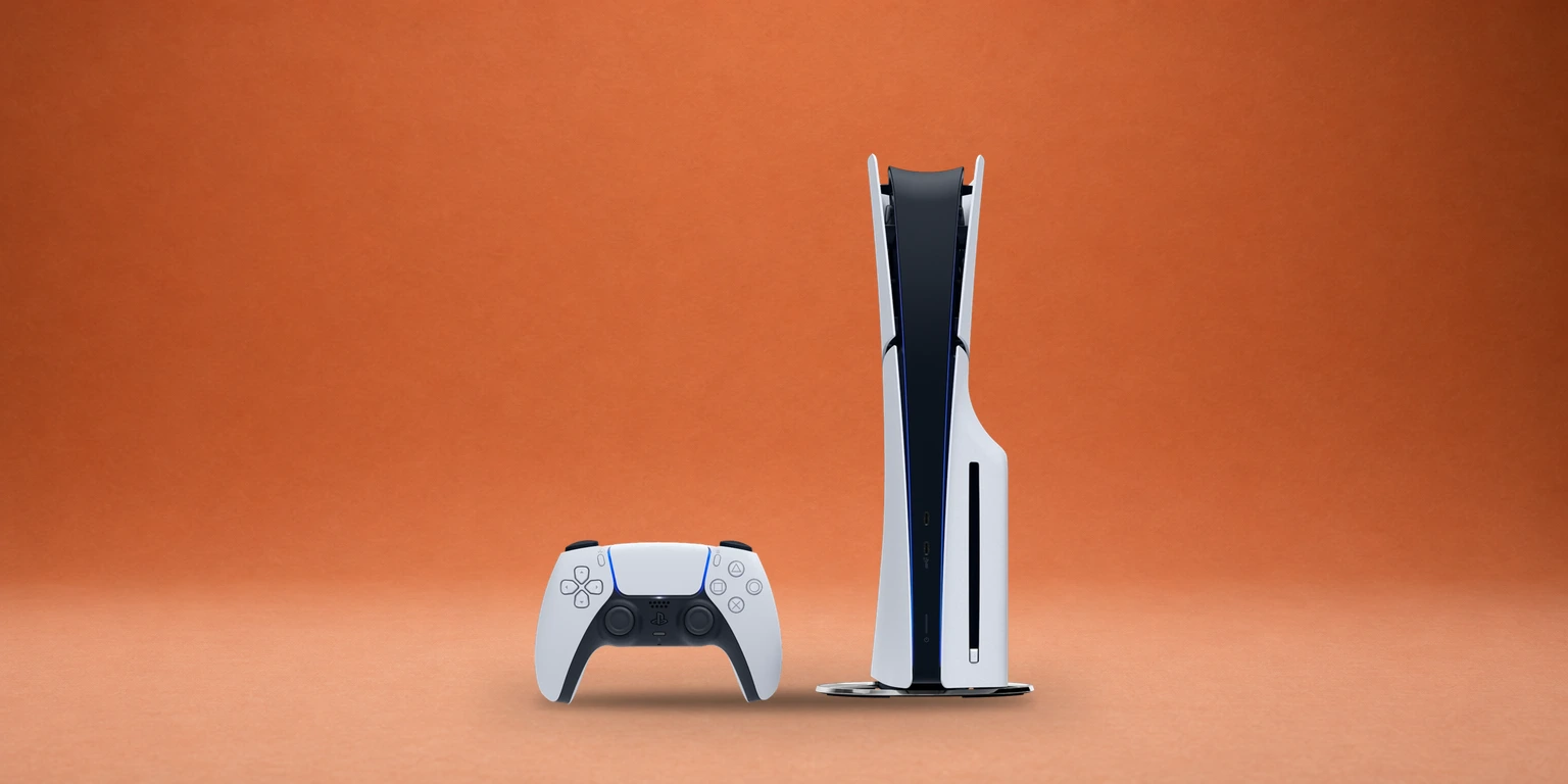Konzola PlayStation 5 Slim i kontroler DualSense na narančastoj papirnatoj pozadini