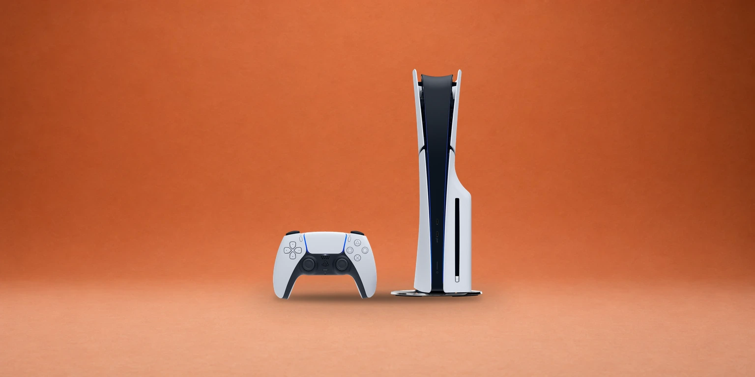 Konzola PlayStation 5 Slim s diskovnim pogonom i kontroler DualSense na narančastoj pozadini