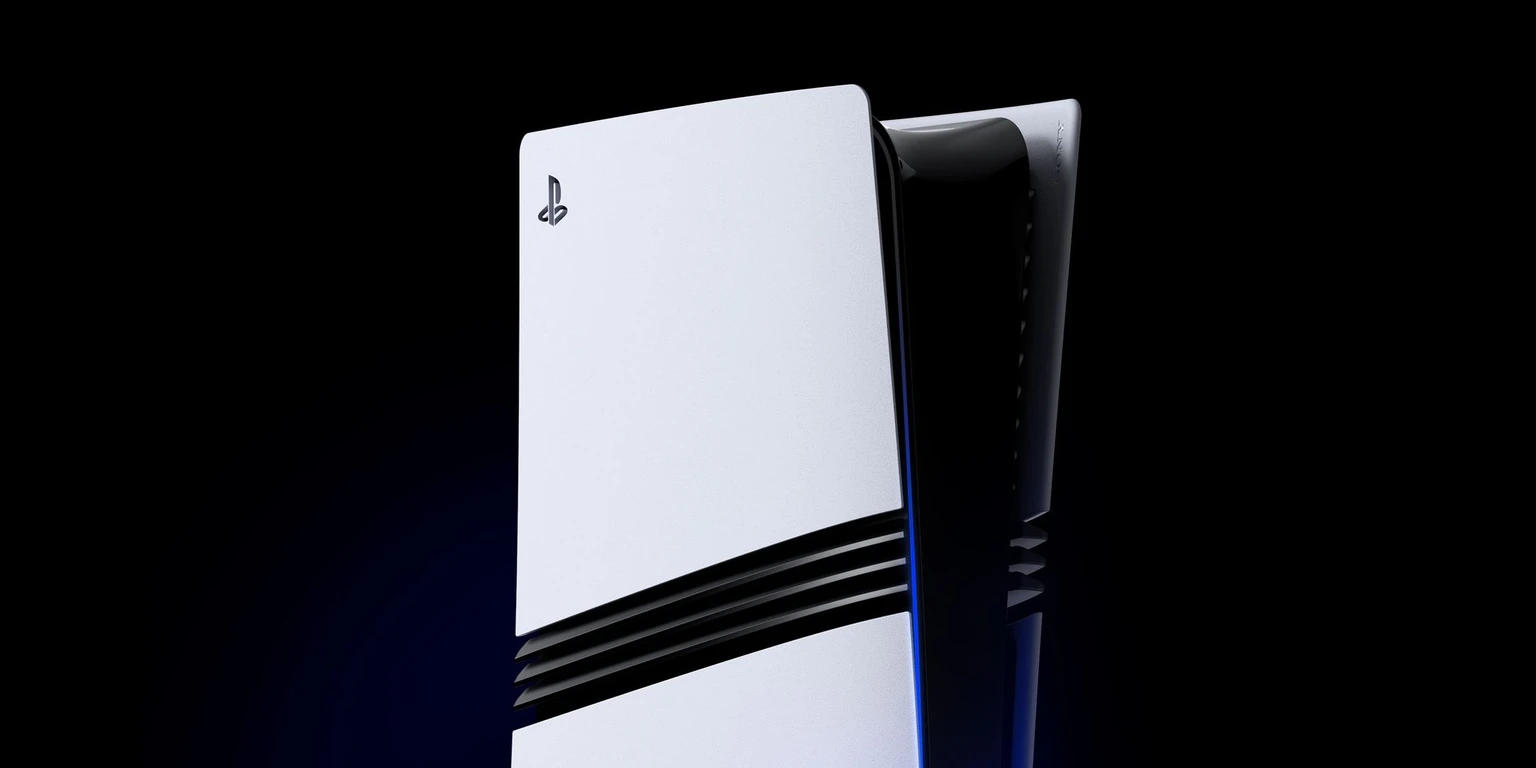 Konzola PlayStation 5 Pro na crnoj pozadini s plavim odsjajem