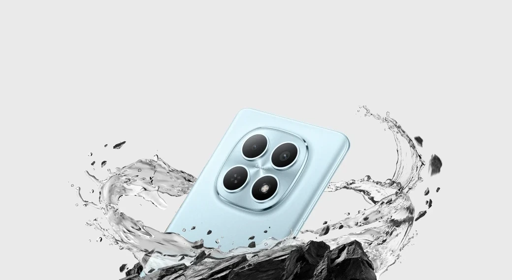 Plavi telefon Xiaomi Redmi Note 15 5G okružen vodom