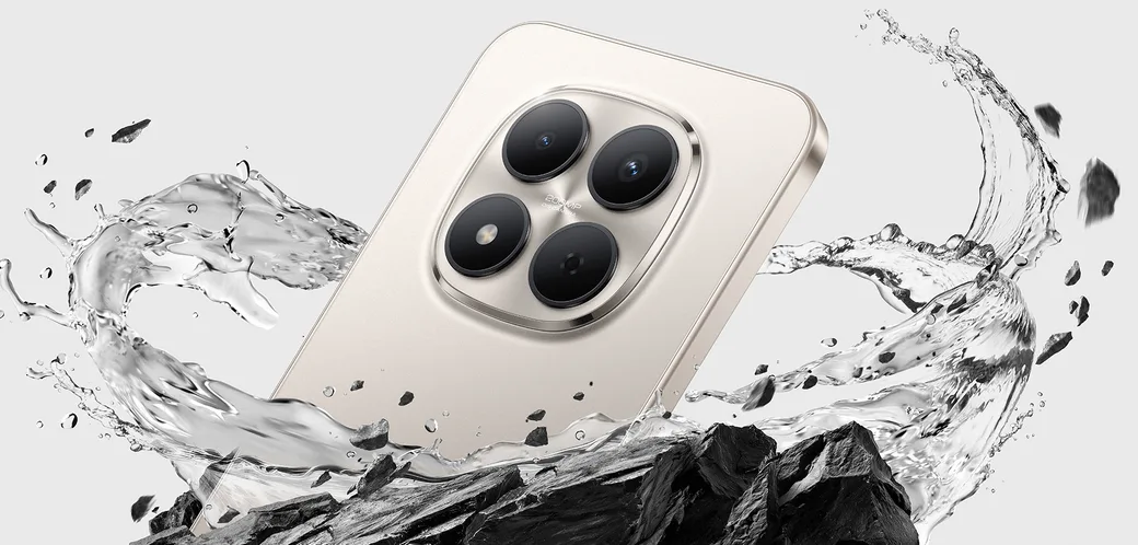 Stražnja strana telefona Xiaomi Redmi Note 15 Pro 5G u titanskoj boji, s četiri kamere, u prskanju vode